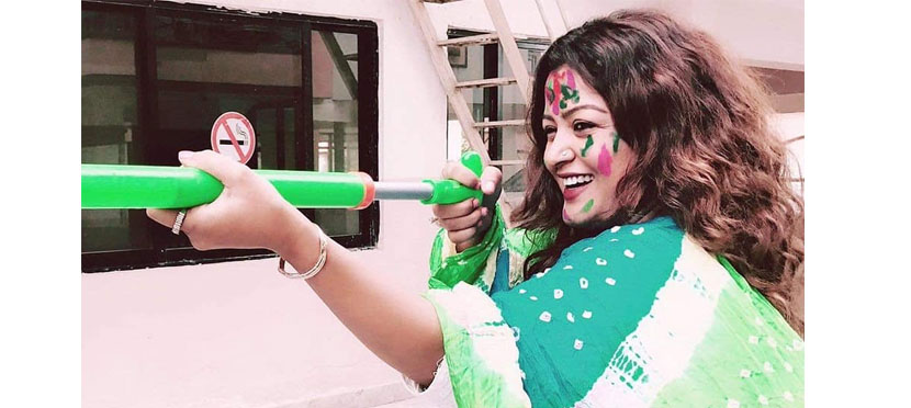 A smiling Picture of Rekha Thapa, She greeted Holi this Way