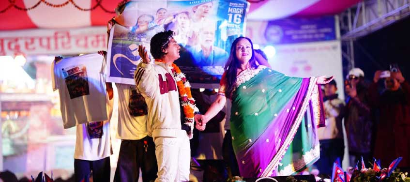 महोत्सवमा ‘आ बाट आमा’को प्रचार गर्दै पल र विपना